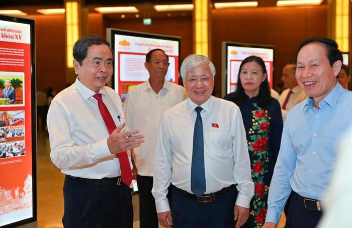 Chủ tịch Quốc hội Trần Thanh Mẫn và đại biểu dự Diễn đàn tham quan triển lãm