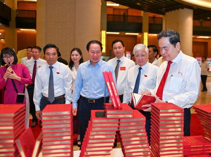 Chủ tịch Quốc hội Trần Thanh Mẫn và đại biểu dự Diễn đàn tham quan triển lãm