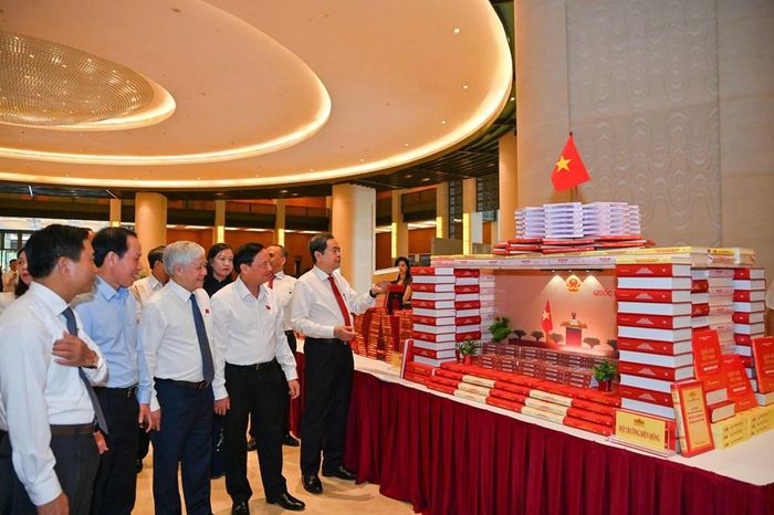 Chủ tịch Quốc hội Trần Thanh Mẫn và đại biểu dự Diễn đàn tham quan triển lãm