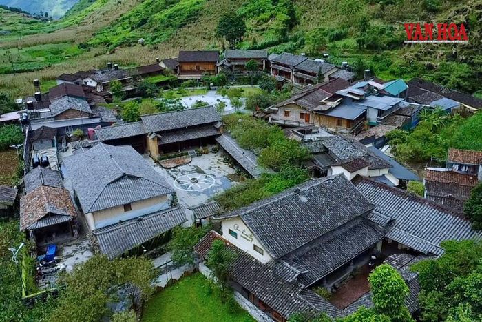 Nơi đây tọa lạc trên diện tích hơn 27.000m2 với lối kiến trúc độc đáo