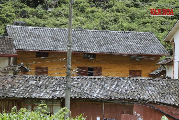 Các căn nhà mái ngói âm dương, thiết kế lối kiến trúc người đồng bào dân tộc Mông