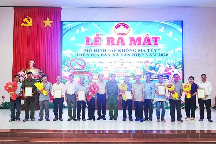 Ban tổ chức trao Quyết định thành lập Ban Chủ nhiệm mô hình “Ấp không ma túy” trên địa bàn xã