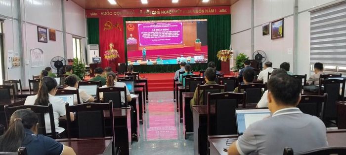 Các đại biểu tham dự tại điểm cầu xã Vinh Quý