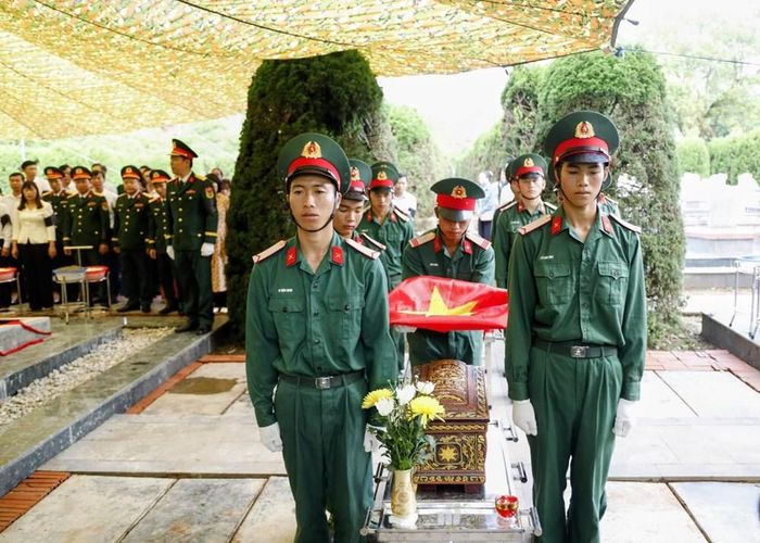 Đồng thời, tỉnh Điện Biên tiếp tục thực hiện tốt chính sách đối với người có công với cách mạng; chăm lo chu đáo đời sống vật chất, tinh thần cho gia đình liệt sĩ, thương binh, bệnh binh; giữ gìn, tôn tạo các công trình ghi công và đẩy mạnh giáo dục truyền thống cách mạng cho thế hệ trẻ. Lòng biết ơn các anh hùng liệt sĩ sẽ được thể hiện bằng những việc làm cụ thể, thiết thực và bền bỉ.