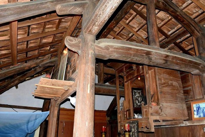 Hệ thống cột, kèo bằng gỗ mít bền chắc là điểm nổi bật trong kiến trúc ngôi nhà
