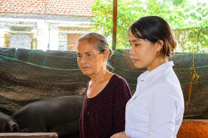 Hội Liên hiệp Phụ nữ xã Đông Sơn đang hướng dẫn kỹ thuật, chia sẻ kinh nghiệm chăn nuôi cho bà con