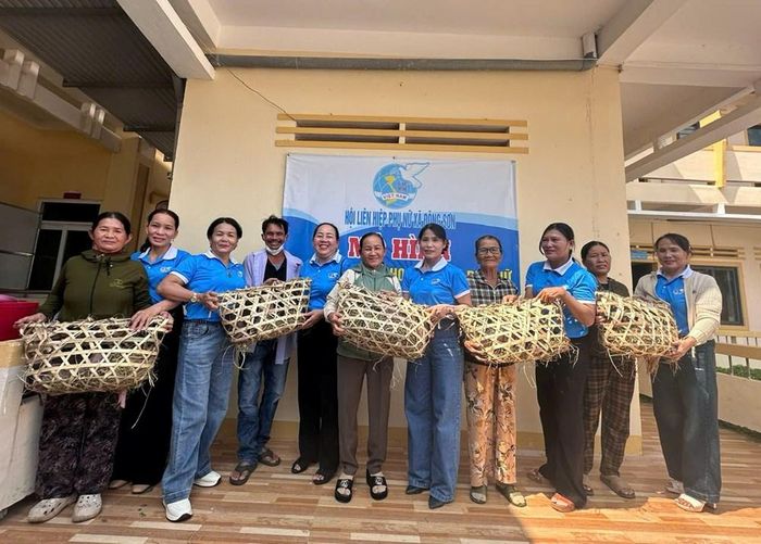Hội Liên hiệp Phụ nữ xã Đông Sơn trao heo giống cho hội viên có hoàn cảnh khó khăn, tiếp sức phát triển sinh kế
