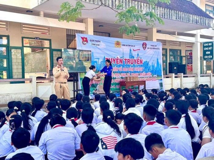 Đông đảo học sinh, thanh niên, đoàn viên tại xã Vân Canh hào hứng tham gia buổi tuyên truyền pháp luật về an toàn giao thông