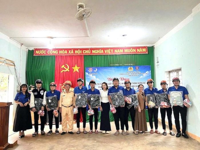 Đội CSGT đường bộ số 1 trao tặng những phần quà gồm mũ bảo hiểm, cặp sách, bánh kẹo và nhu yếu phẩm cho các em có hoàn cảnh khó khăn trên địa bàn xã Chư Sê