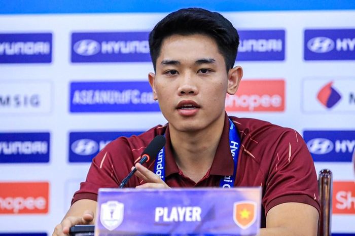 Tiền đạo Đình Bắc trả lời họp báo trước trận gặp Singapore