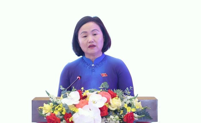 Phó Chủ nhiệm Ủy ban Kinh tế và Tài chính Phạm Thúy Chinh trình bày tham luận tại Diễn đàn