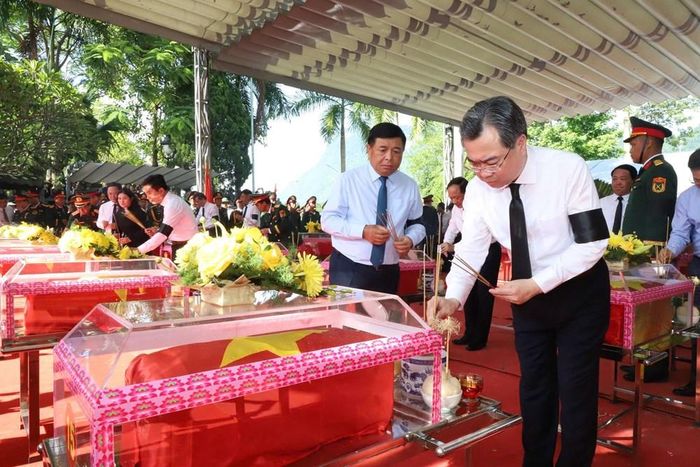 Ủy viên Bộ Chính trị, Bí thư Trung ương Đảng, Trưởng Ban Chính sách, Chiến lược Trung ương Nguyễn Thanh Nghị thắp hương tưởng niệm các anh hùng liệt sĩ