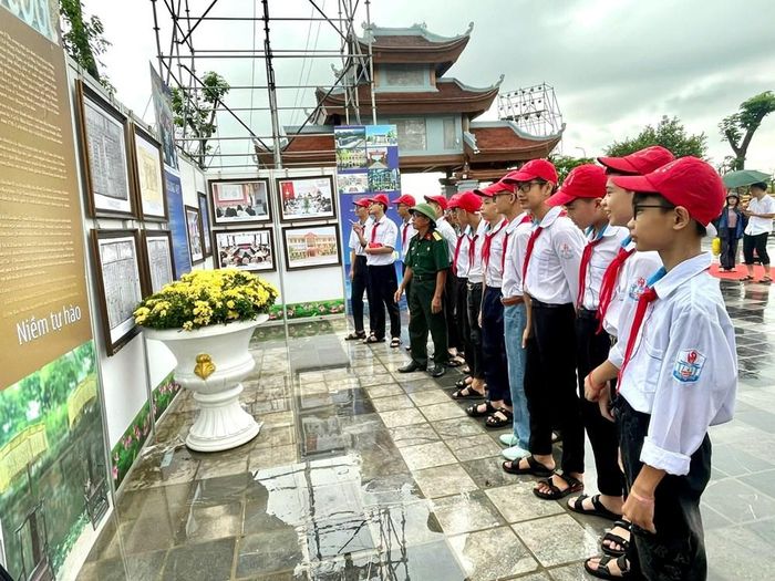 Các em học sinh tìm hiểu về cuộc đời, sự nghiệp và những giá trị di sản tiêu biểu của Danh nhân văn hóa Lê Quý Đôn