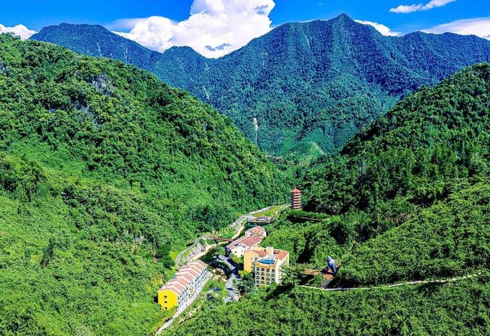 Khám phá vẻ đẹp hùng vĩ đại ngàn nơi Cổng Trời Đông Giang