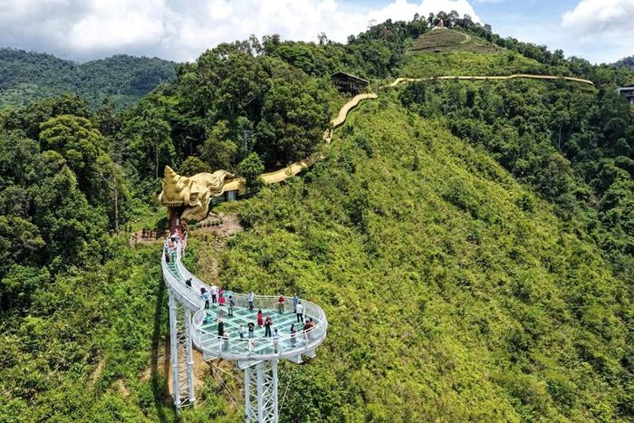 Khám phá cầu kính Ngọc Rồng tại Cổng Trời Đông Giang
