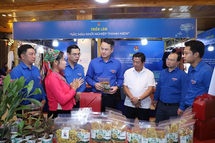 Anh Nguyễn Kim Quy và các đại biểu tham quan gian hàng của thanh niên