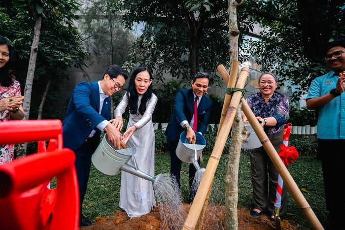 Hoạt động trồng cây lưu niệm trong khuôn khổ hội thảo