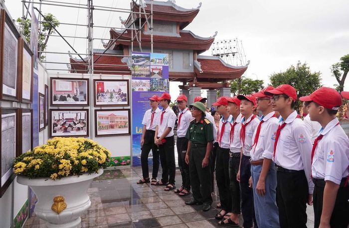 Đông đảo học sinh trong vùng tìm hiểu về cuộc đời, sự nghiệp, di sản của Danh nhân văn hóa Lê Quý Đôn tại triển lãm. Ảnh: Nguyễn Công Hải - TTXVN