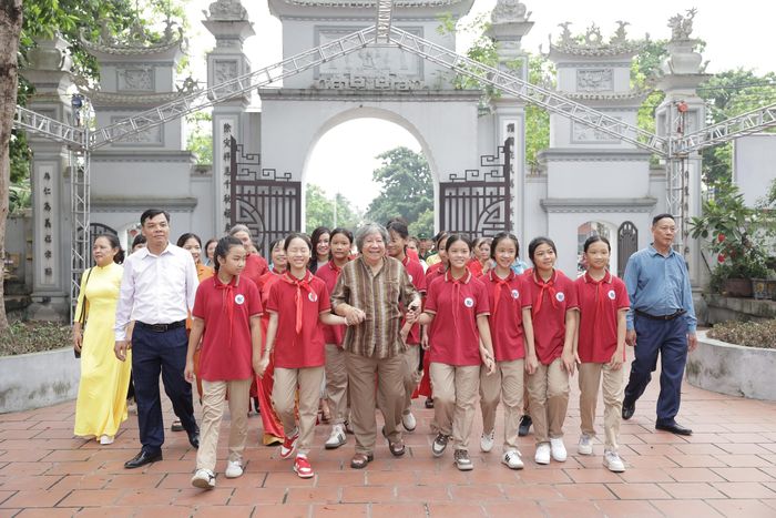 Nhà sử học Lê Văn Lan cũng nhấn mạnh rằng, nếu đình làng là nơi lưu giữ hồn cốt của một cộng đồng thì tục kết chạ lại là nơi lưu giữ đạo lý ứng xử giữa các cộng đồng