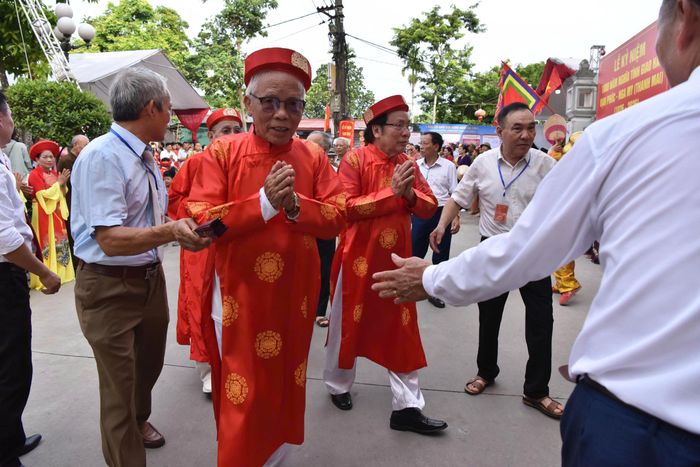 Đoàn nhạc lễ và hàng dài nhân dân đón các "Quan anh"