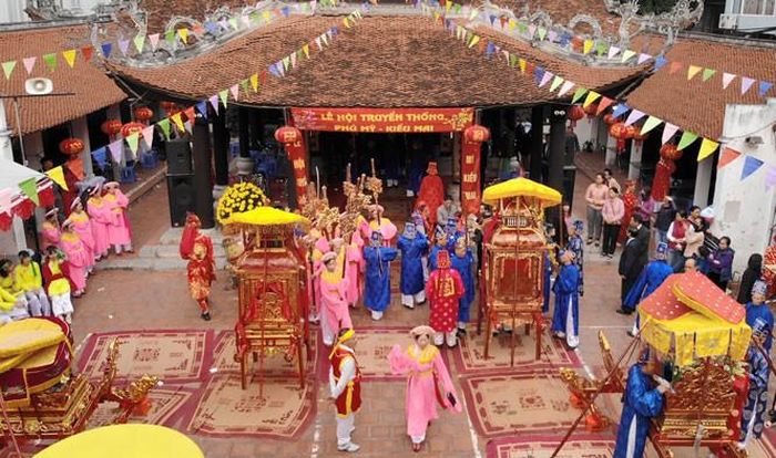 Một trong những lễ hội kết chạ còn được duy trì khá nguyên vẹn ở Hà Nội là lễ hội kết chạ giữa hai làng Phú Mỹ và Kiều Mai