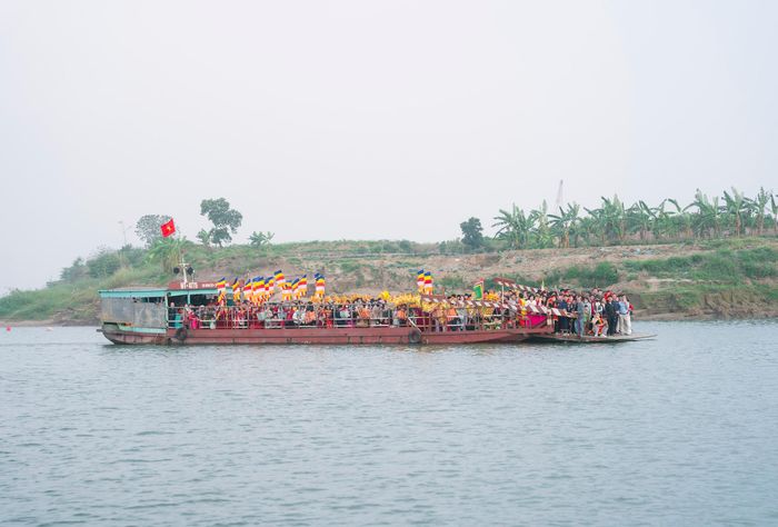 Ở vùng châu thổ sông Hồng, nơi cuộc sống từ bao đời luôn gắn với những dòng sông - tục kết chạ đã trở thành một sợi dây vô hình gắn kết các cộng đồng