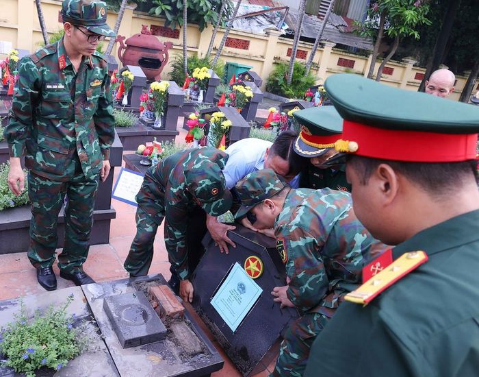 Trang trọng thực hiện quy trình khai quật, đưa hài cốt liệt sĩ chưa xác định danh tính tại Nghĩa trang liệt sĩ Ngọc Hồi (xã Thanh Trì). Ảnh: Văn Điệp – TTXVN