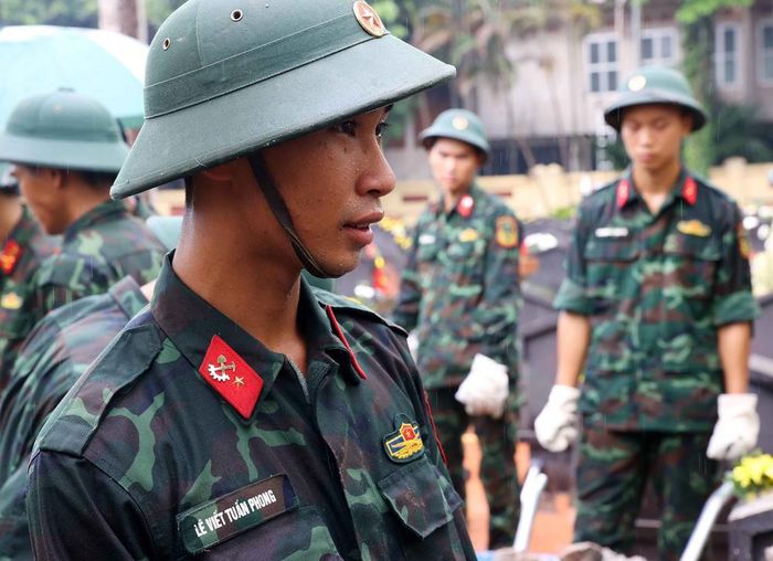 Chiến sĩ trực thuộc Bộ Tư lệnh Thủ đô Hà Nội "vượt nắng, thắng mưa" hoàn thành tốt nhiệm vụ. Ảnh: Văn Điệp – TTXVN