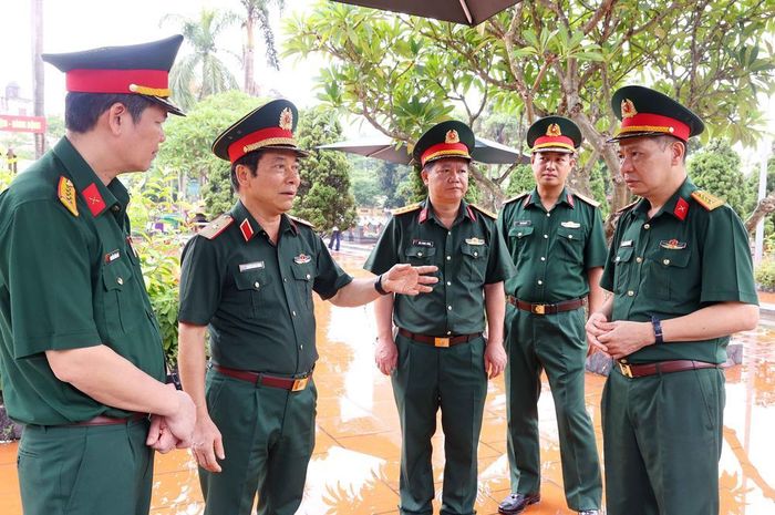 Lãnh đạo Bộ Tư lệnh Thủ đô Hà Nội trao đổi, xử lý những khó khăn trong quá trình khai quật. Ảnh: Văn Điệp – TTXVN