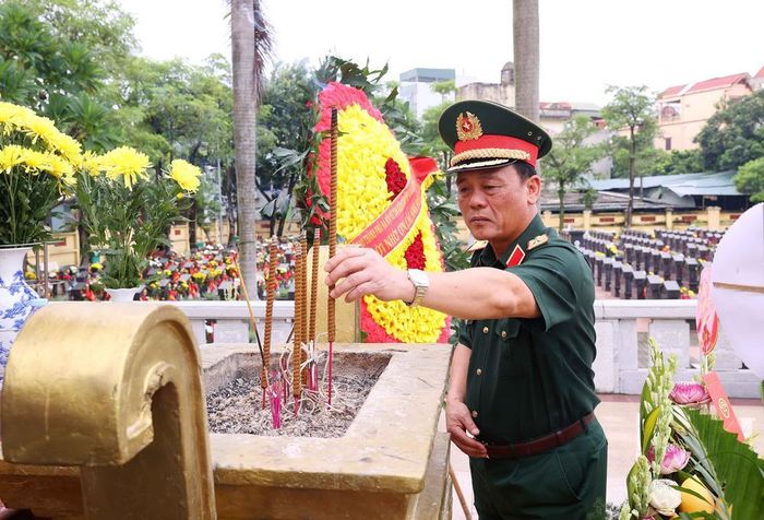 Thiếu tướng Đào Văn Nhận, Tư lệnh Bộ Tư lệnh Thủ đô Hà Nội dâng hương trước Đài tưởng niệm Tổ quốc ghi công tại Nghĩa trang liệt sĩ Ngọc Hồi (xã Thanh Trì). Ảnh: Văn Điệp – TTXVN