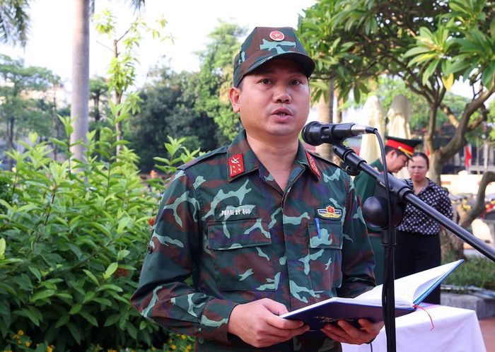 Thiếu tá Phạm Sỹ Quý (Bộ Tư lệnh Thủ đô) phát biểu hứa quyết tâm hoàn thành tốt nhiệm vụ được giao. Ảnh: Văn Điệp – TTXVN