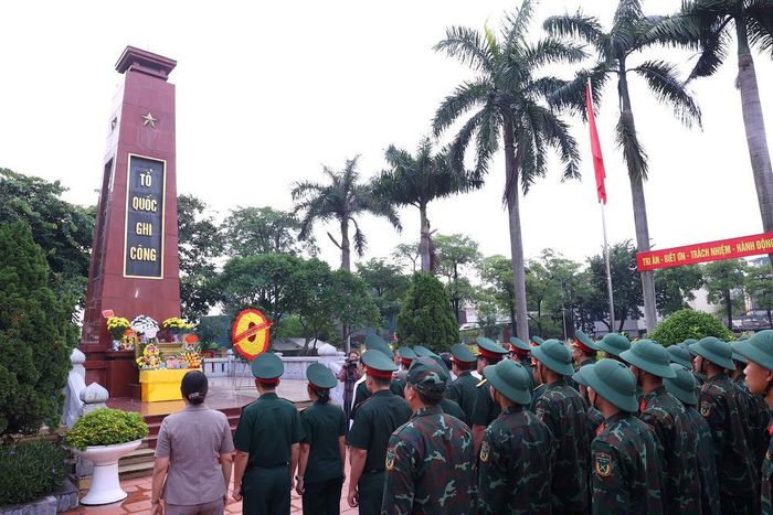 Thành kính thực hiện nghi thức dâng hương, dâng lễ trước Đài tưởng niệm Tổ quốc ghi công tại Nghĩa trang liệt sĩ Ngọc Hồi (xã Thanh Trì). Ảnh: Văn Điệp – TTXVN