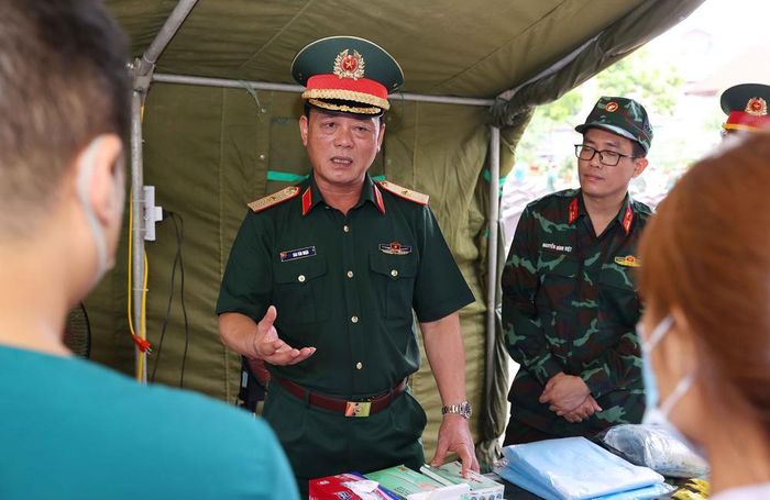 Thiếu tướng Đào Văn Nhận, Tư lệnh Bộ Tư lệnh Thủ đô Hà Nội thăm hỏi, động viên các lực lương đang làm nhiệm vụ tại Nghĩa trang liệt sĩ Ngọc Hồi (xã Thanh Trì). Ảnh: Văn Điệp – TTXVN