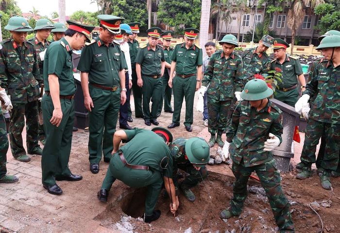 Thiếu tướng Đào Văn Nhận, Tư lệnh Bộ Tư lệnh Thủ đô Hà Nội kiểm tra thực địa khai quật, đưa hài cốt liệt sĩ chưa xác định danh tính tại Nghĩa trang liệt sĩ Ngọc Hồi (xã Thanh Trì). Ảnh: Văn Điệp – TTXVN