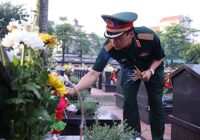 Thiếu tướng Lưu Nam Tiến, Chính ủy Bộ Tư lệnh Thủ đô thắp hương trên phần mộ liệt sĩ tại Nghĩa trang liệt sĩ Ngọc Hồi (xã Thanh Trì). Ảnh: Văn Điệp – TTXVN