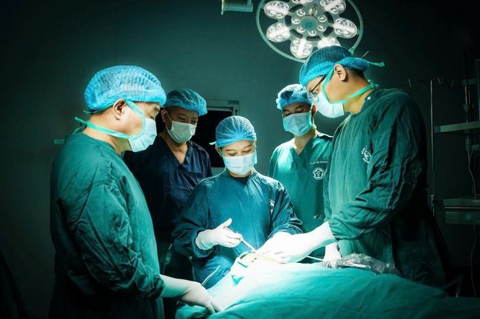 TS.BSCC. Hoàng Ngọc Lan, Trưởng khoa Răng Hàm Mặt cùng ê-kíp thực hiện ca phẫu thuật cho người bệnh. Ảnh: BVCC