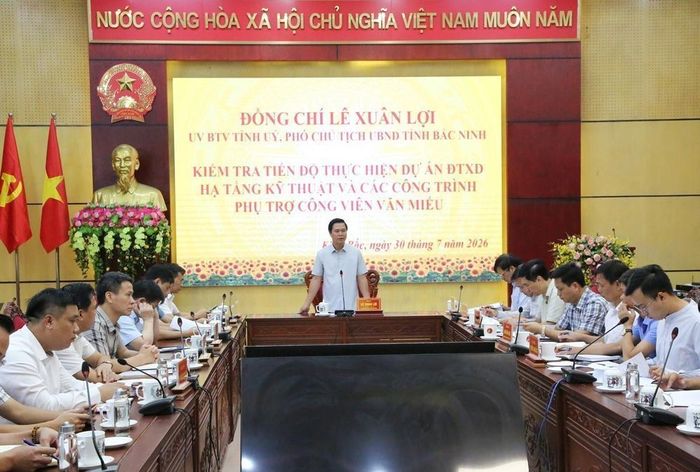 Phó Chủ tịch UBND tỉnh Bắc Ninh Lê Xuân Lợi phát biểu tại buổi làm việc. Ảnh: Thái Hùng - TTXVN