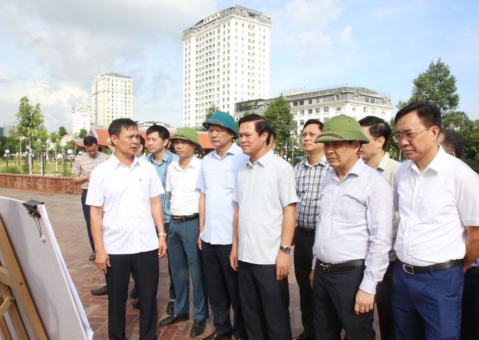 Đoàn công tác kiểm tra thực địa tại Công viên Văn miếu Bắc Ninh. Ảnh: Thái Hùng - TTXVN