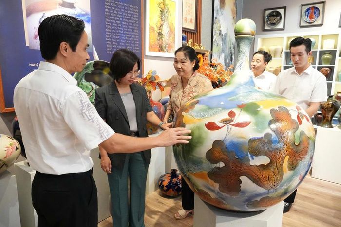 Các đại biểu tham quan mô hình sản xuất gốm tại xã Bát Tràng, thành phố Hà Nội. Ảnh: Hùng Mạnh - TTXVN