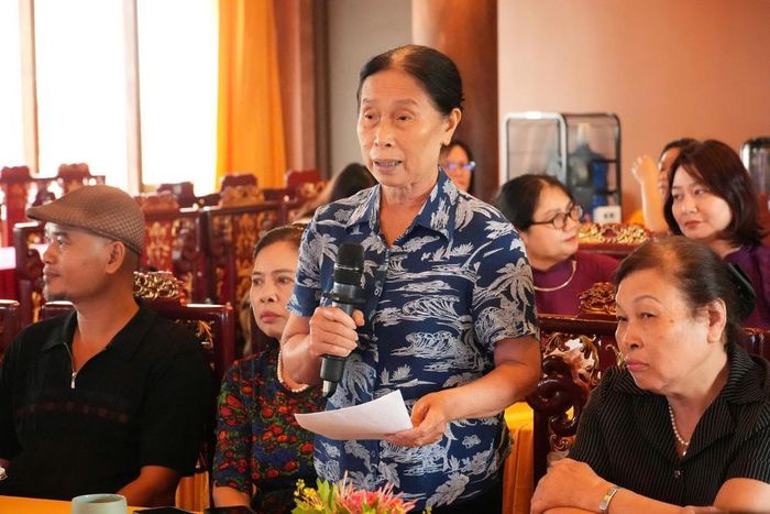 Nhiều ý kiến cho rằng cần tiếp tục hoàn thiện chính sách hỗ trợ, phát triển kinh tế tập thể gắn với bảo tồn giá trị văn hóa làng nghề, phát triển du lịch trải nghiệm, kinh tế xanh và nâng cao sức cạnh tranh của sản phẩm làng nghề Hà Nội. Ảnh: Hùng Mạnh - TTXVN