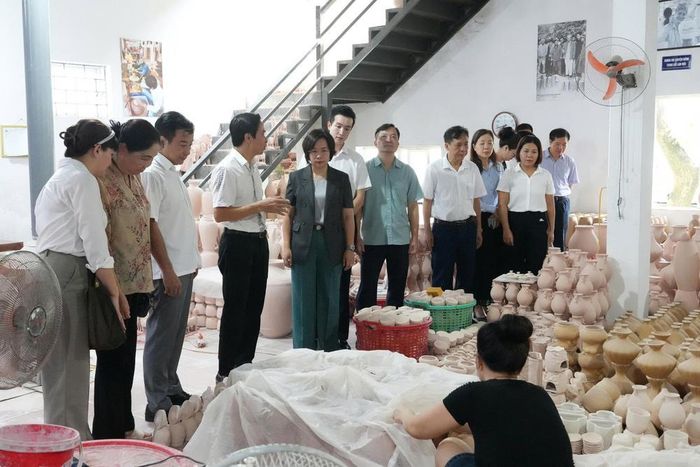Các đại biểu tham quan mô hình sản xuất gốm tại xã Bát Tràng, thành phố Hà Nội. Ảnh: Hùng Mạnh - TTXVN