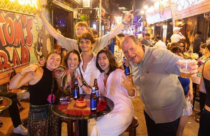 Những không gian ẩm thực, giao lưu và giải trí đặc trưng của khu phố cổ đang góp phần làm phong phú trải nghiệm, đồng thời tăng sức hút của Hà Nội đối với thị trường khách quốc tế. Ảnh: Phạm Tuấn Anh