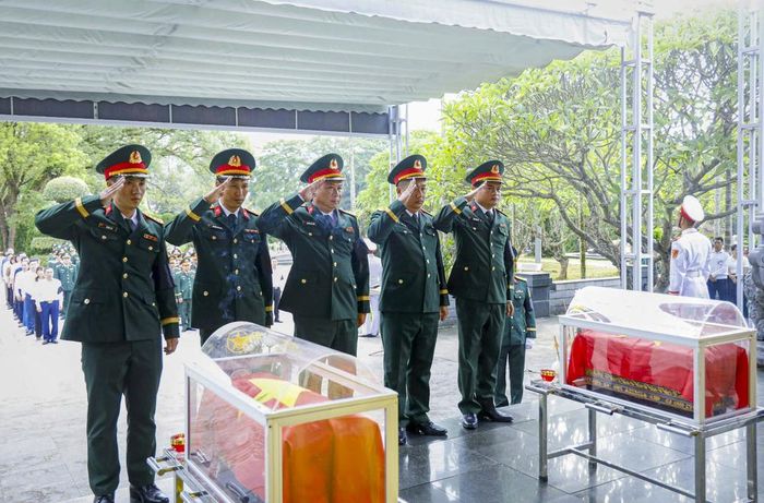 Lực lượng vũ trang thực hiện nghi thức chào vĩnh biệt liệt sĩ. Ảnh: Xuân Tư - TTXVN
