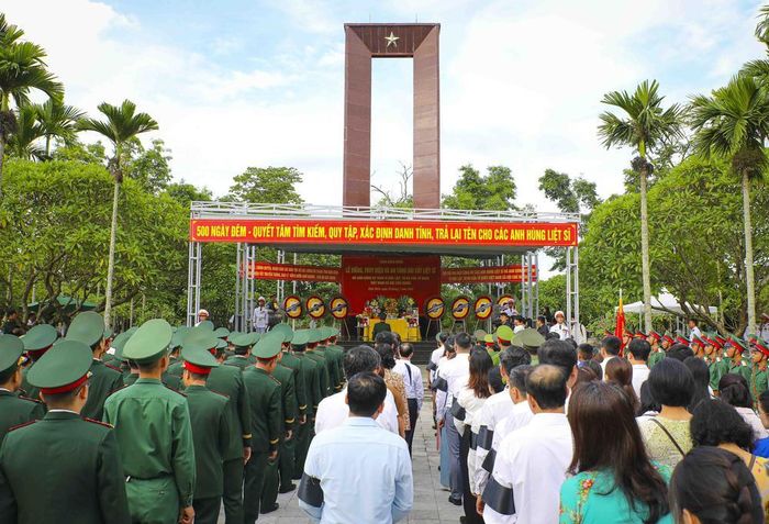 Đảng bộ, chính quyền, lực lượng vũ trang và nhân dân các dân tộc tỉnh Điện Biên dự Lễ truy điệu và an táng 2 hài cốt liệt sĩ chưa xác định được danh tính tại Nghĩa trang liệt sĩ Độc Lập, xã Thanh Nưa. Ảnh: Xuân Tư - TTXVN