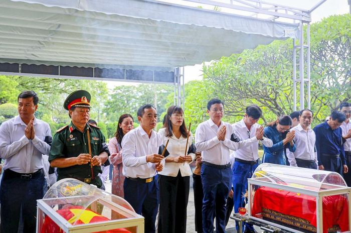 Lãnh đạo tỉnh Điện Biên, Bộ Chỉ huy Quân sự tỉnh cùng các đại biểu dâng hương, tưởng niệm các Anh hùng liệt sĩ tại Lễ truy điệu và an táng. Ảnh: Xuân Tư - TTXVN