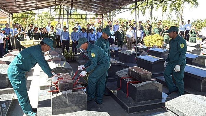 Hài cốt liệt sĩ được tìm thấy trong Chiến dịch 500 ngày đêm tại tỉnh Đắk Lắk được đưa về an táng tại các nghĩa trang liệt sĩ trên địa bàn. Ảnh: Tường Quân – TTXVN