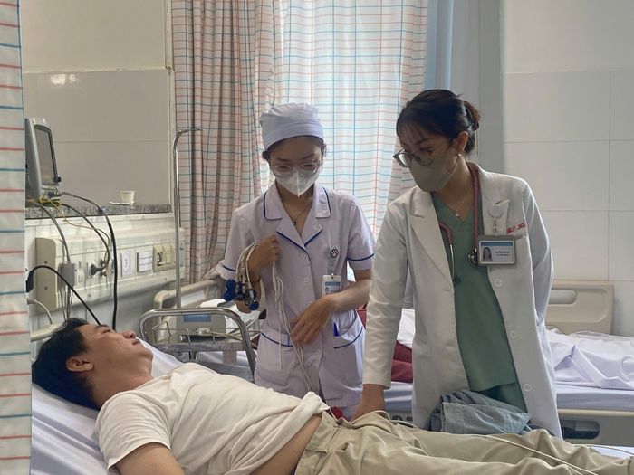 Bệnh nhân nghi bị ngộ độc thực phẩm sau khi ăn bánh mì nhập viện điều trị tại Bệnh viện Đa khoa Vũng Tàu. Ảnh: TTXVN phát