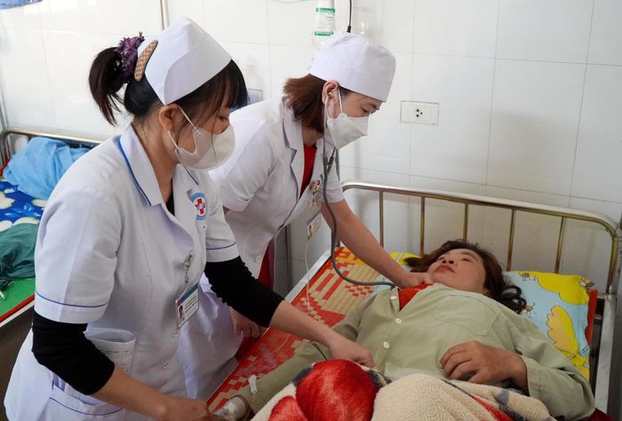 Các cơ sở y tế trên địa bàn tỉnh Quảng Ngãi đã tiếp nhận 17 trường hợp nhập viện cấp cứu trong tình trạng nôn mửa, tiêu chảy và sốt cao nghi do ngộ độc thực phẩm sau khi ăn bánh mì. Ảnh: Lê Phước Ngọc - TTXVN