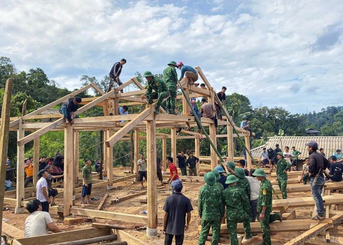Bộ đội Biên phòng Nà Bủng, tỉnh Điện Biên hỗ trợ dựng nhà cho người nghèo. Ảnh: TTXVN