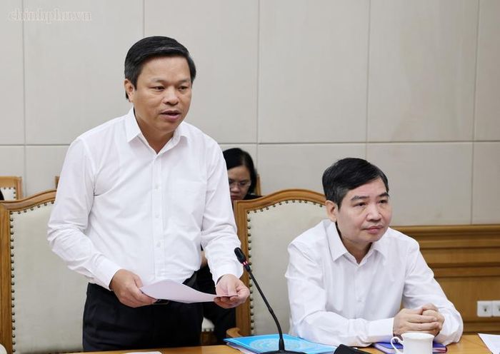 Phó Chủ tịch UBND tỉnh Phú Thọ Phan Trọng Tấn báo cáo tại cuộc họp - Ảnh: VGP/Gia Huy